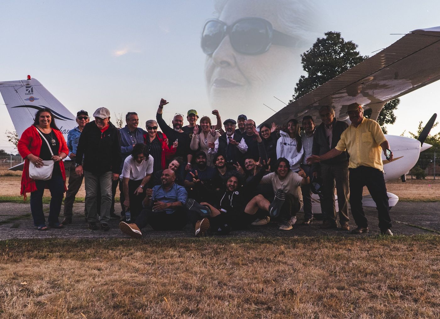 Equipo del teaser junto a la imagen de Margot Duhalde