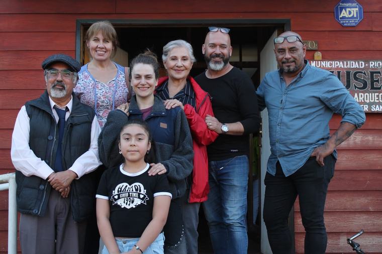 Elenco y equipo en Río Bueno